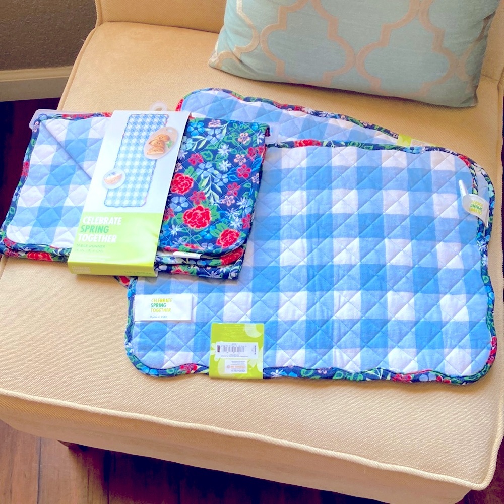 NWT floral and gingham table runner and placemat set.